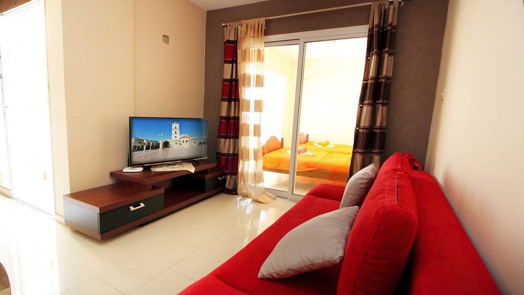 Panikos Beach Apartment I Larnaka Exterior foto